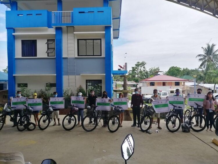 11 benepisyaryo ng BikeCINATION project sa Carabao Island, tumanggap na ng bisikleta at cellphone