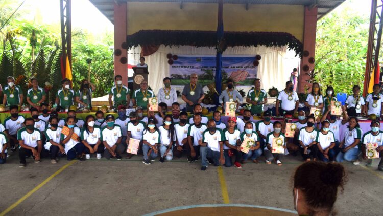 CLOA, ipinamahagi sa mga benepisyaryo ng Brgy. Pandan, Santa Fe