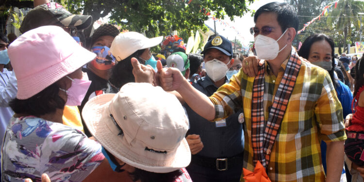 Cheerful Romblomanons, festive vibes greet Lacson-Sotto on their trip to the ‘Marble Capital’