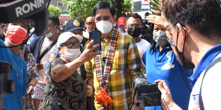 Cheerful Romblomanons, festive vibes greet Lacson-Sotto on their trip to the ‘Marble Capital’