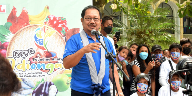 Cheerful Romblomanons, festive vibes greet Lacson-Sotto on their trip to the ‘Marble Capital’