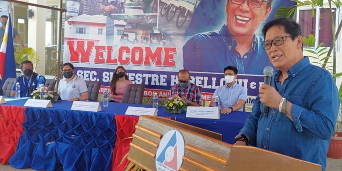 Iba’t-ibang tulong pangkabuhayan, ipinamahagi ni DOLE Sec. Bello sa Palawan