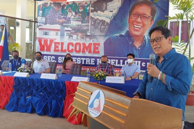 Iba’t-ibang tulong pangkabuhayan, ipinamahagi ni DOLE Sec. Bello sa Palawan