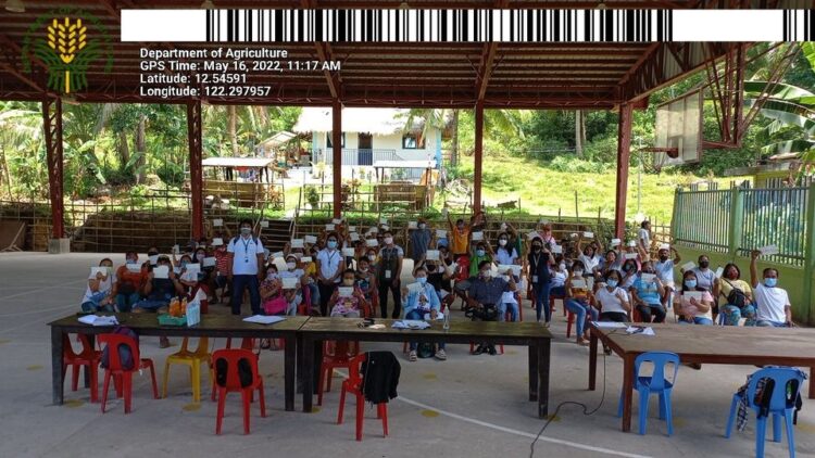 255 magsasaka ng niyog sa Romblon, tumanggap ng ayuda sa PCA