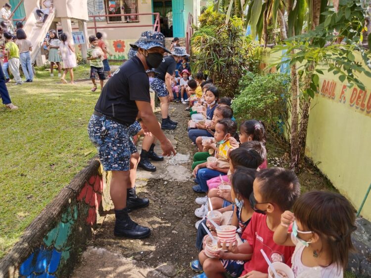 BJMP namigay ng libreng pandesal sa mga estudyante ng Calunacon Elem. School