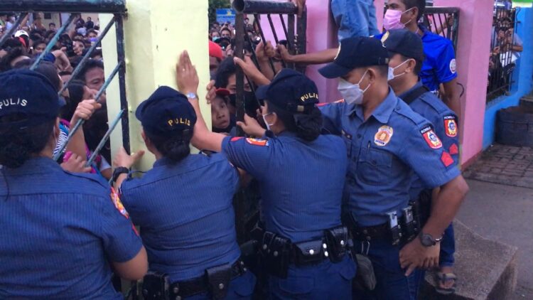 Pamamahagi ng educ cash assistance sa Odiongan, nauwi sa tulukan