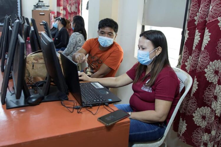 Laptop mess ‘great disservice’ to teachers: senator