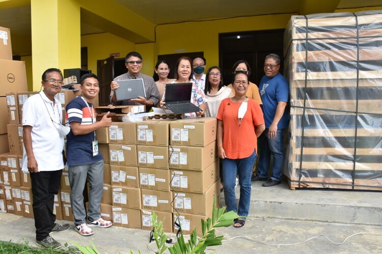 RSU magiging ‘Smart Campus’; mga estudyante at guro tatanggap ng laptop