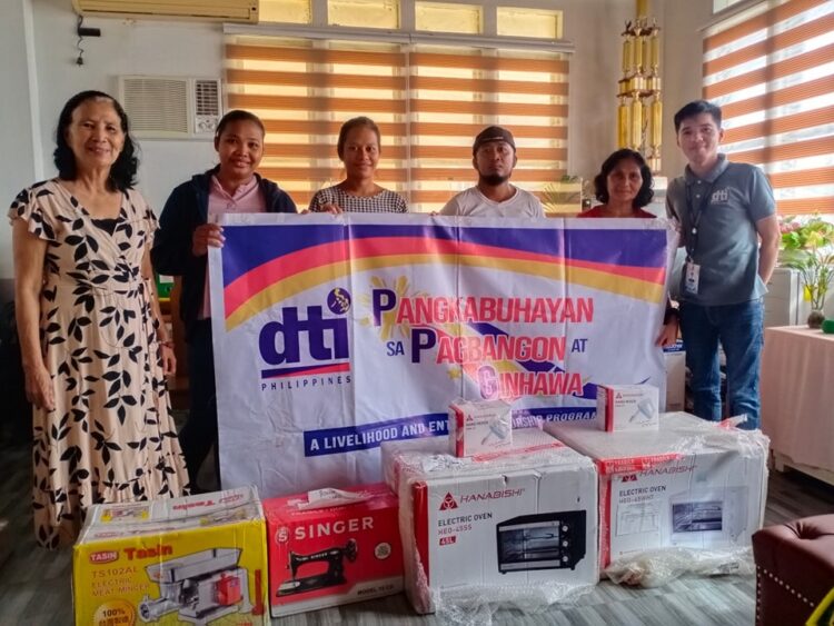 Livelihood kits, pinamahagi ng DTI sa Banton