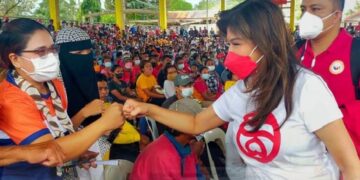 Sen. Imee Marcos leads the distribution of financial assistance in Mindoro and Palawan