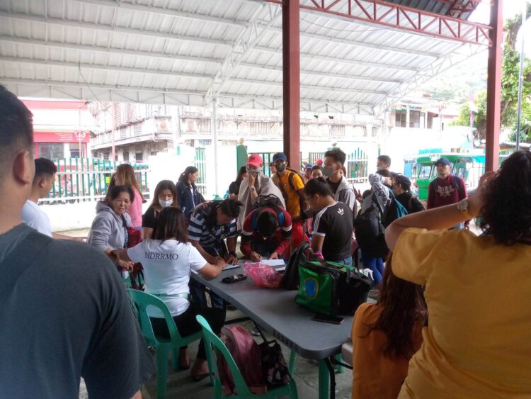 100 pasahero patungong Sibuyan Island, stranded dahil sa malakas na alon