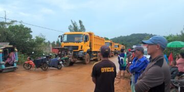 Mga truck ng mining firm na may dalang lupa palabas ng Sibuyan, hinarang ng mga residente