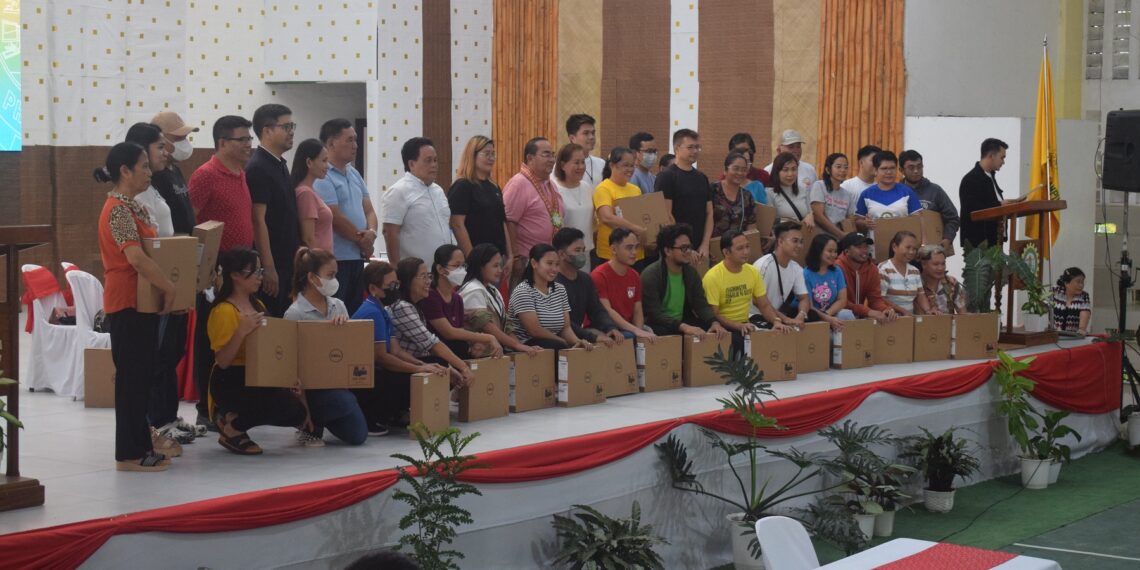 RSU faculty gets free laptops as part of University’s Smart Campus program
