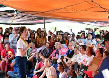 Senator Hontiveros sa mga nagbabarikada sa Sibuyan: Makakaasa kayo na kasama niyo kami sa labang ito