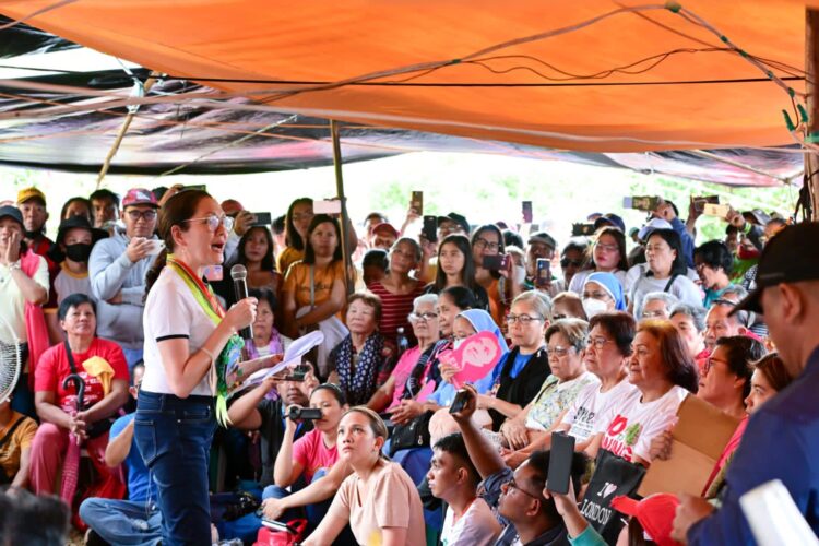 Senator Hontiveros sa mga nagbabarikada sa Sibuyan: Makakaasa kayo na kasama niyo kami sa labang ito