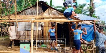 ‘BAYANIHAN’: Mga pulis, tumulong sa paggawa ng bahay sa Brgy. Taclobo