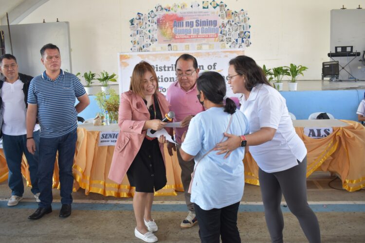 Halos 900 estudyante sa Tablas, tumanggap ng education cash assistance
