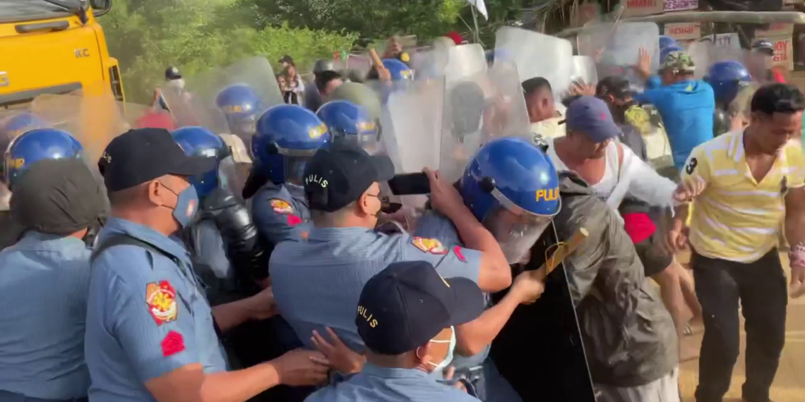 2 nasaktan sa tulakan muli ng PNP at mga nagbabarikada sa Sibuyan