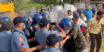 2 nasaktan sa tulakan muli ng PNP at mga nagbabarikada sa Sibuyan