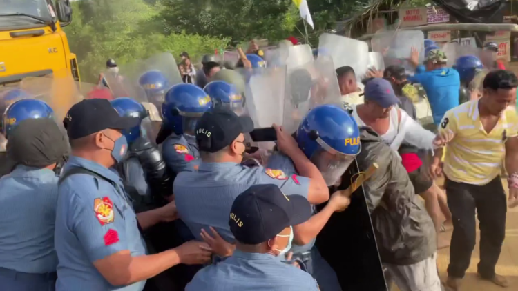 2 nasaktan sa tulakan muli ng PNP at mga nagbabarikada sa Sibuyan