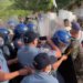 2 nasaktan sa tulakan muli ng PNP at mga nagbabarikada sa Sibuyan