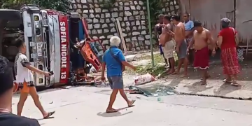 Truck na may kargang marmol, tumagilid; pahinante sugatan