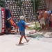 Truck na may kargang marmol, tumagilid; pahinante sugatan