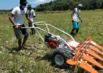 DAR, nagbigay ng makinang pang-ani ng palay sa 2 grupo ng magsasaka