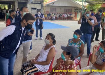DOH, namahagi ng PPEs sa mga residenteng apektado ng oil spill sa Pola