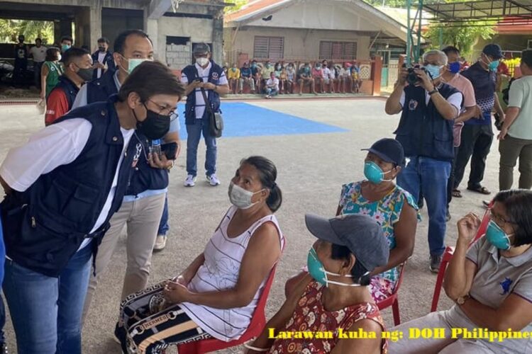 DOH, namahagi ng PPEs sa mga residenteng apektado ng oil spill sa Pola