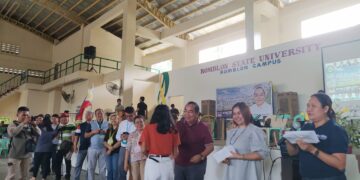 Mga estudyante sa Romblon State University Romblon campus, tumanggap ng educational assistance grant