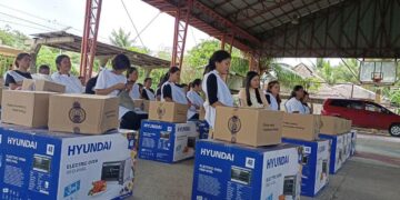 TESDA Romblon, nagbigay ng mga toolkits sa mga iskolar sa isla ng Sibuyan, Sta. Fe