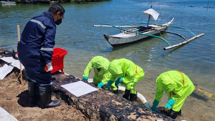 Pinsalang dulot ng oil spill sa MIMAROPA at Western Visayas, umabot na sa P4.7B