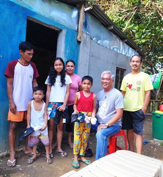 Romblon Mayor Gard Montojo extends support to fire-affected Mariño family