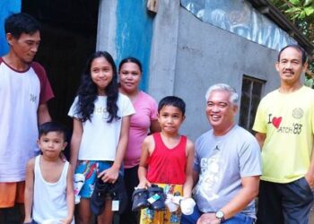 Romblon Mayor Gard Montojo extends support to fire-affected Mariño family