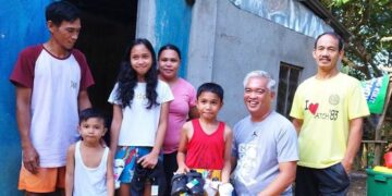 Romblon Mayor Gard Montojo extends support to fire-affected Mariño family