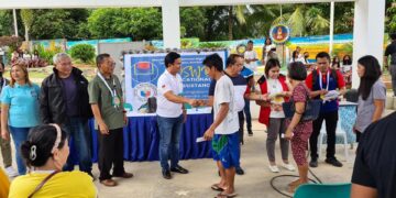 Mga estudyante ng high school sa Romblon, Romblon tumanggap ng cash assistance mula sa DSWD