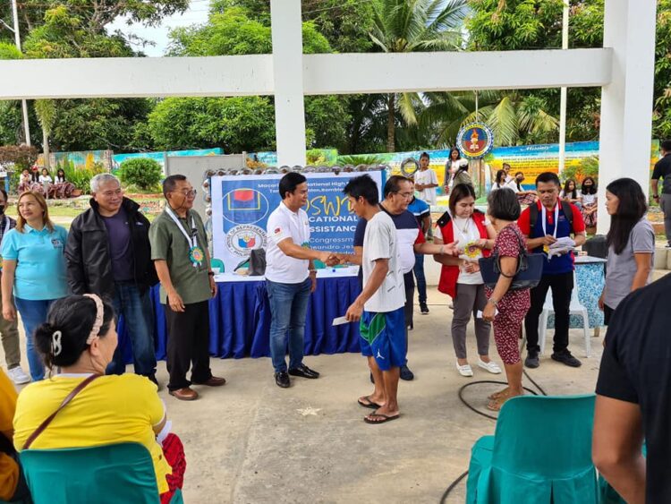 Mga estudyante ng high school sa Romblon, Romblon tumanggap ng cash assistance mula sa DSWD