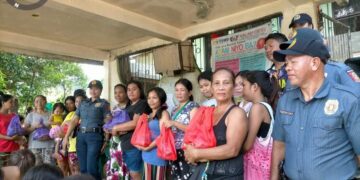 PNP Calatrava, namigay ng food packs sa mga IPs sa Barangay Pagsangahan
