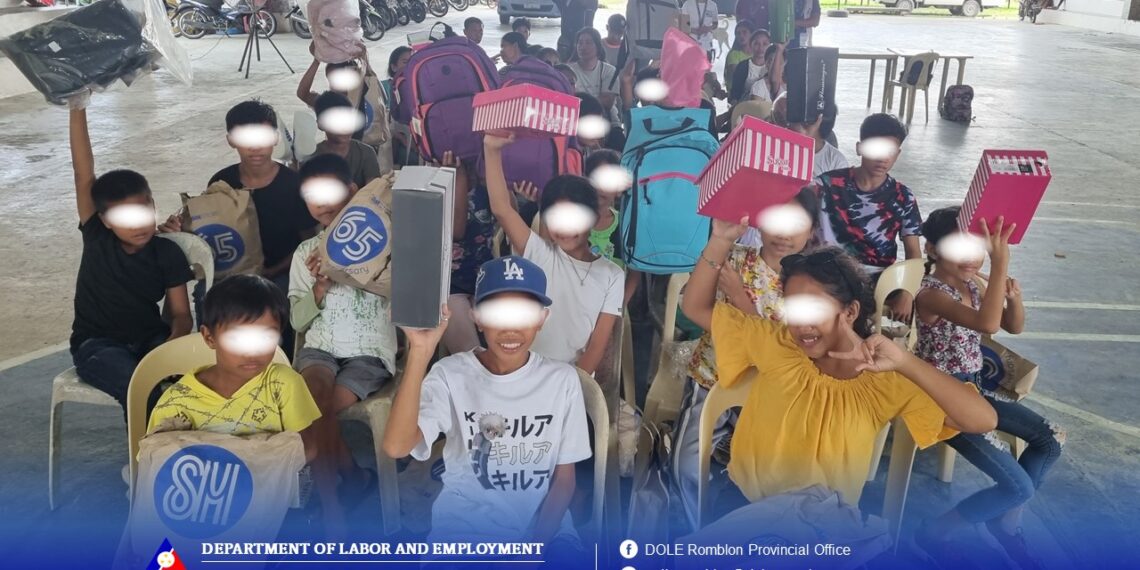 61 child laborers, hinandugan ng regalo ng DOLE at PESOMAR