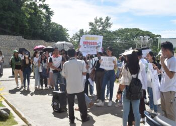Mahigit 300 na estudyante ng RSU, natanggal sa ‘latin honors'; ilan sa kanila, nag rally!