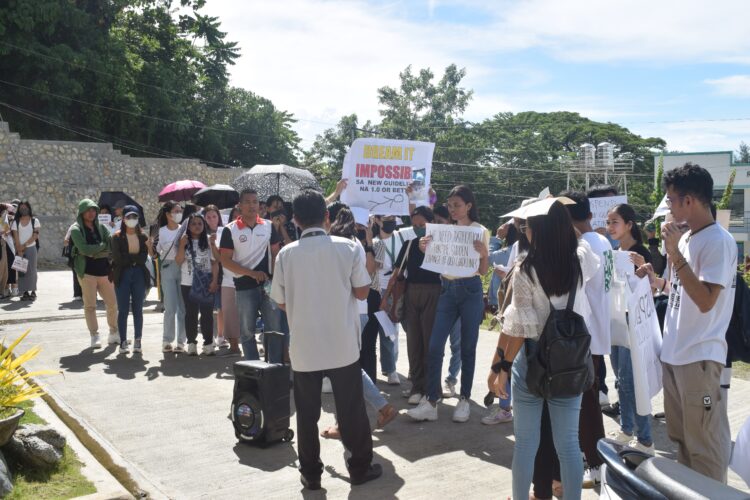 Mahigit 300 na estudyante ng RSU, natanggal sa ‘latin honors’; ilan sa kanila, nag rally!