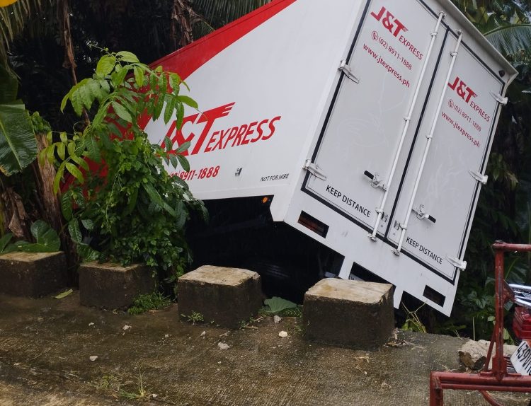 Delivery truck nag overshoot, driver at pahinante ligtas