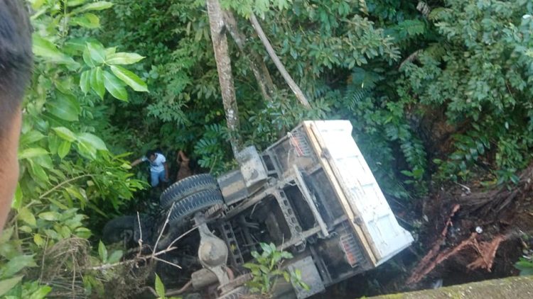 Pahinante ng truck na nawalan ng preno, patay matapos mahulog sa bangin