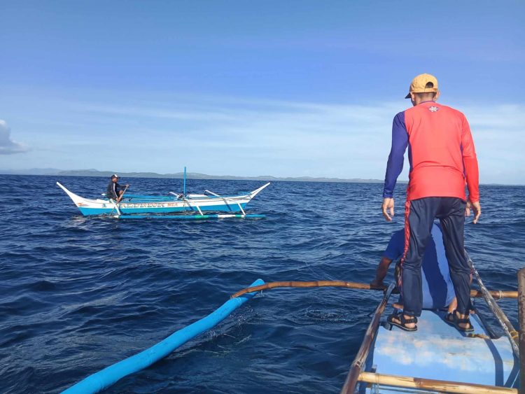 Mangingisdang sakay ng bangkang nasiraan sa laot, nailigtas sa Catabao Island
