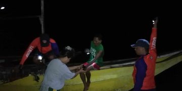 Dalawang mangingisda, nailigtas ng PCG mula sa bangkang binangga ng whale shark