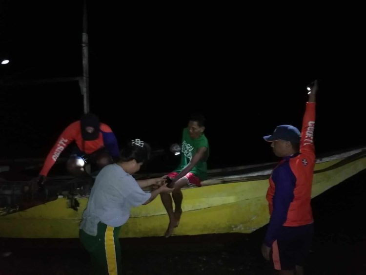 Dalawang mangingisda, nailigtas ng PCG mula sa bangkang binangga ng whale shark