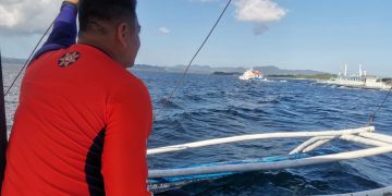 Sampung sakay ng nasiraang bangka sa Looc, nailigtas ng PCG
