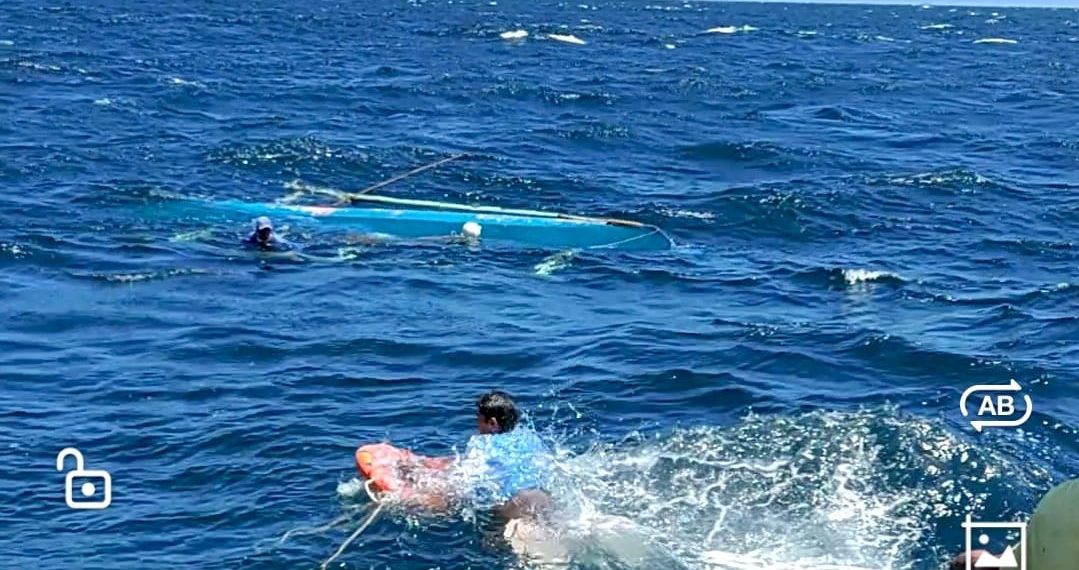 Mangingisda, nailigtas mula sa kanyang tumaob na bangka sa Simara