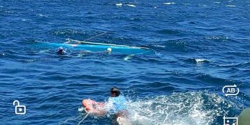 Mangingisda, nailigtas mula sa kanyang tumaob na bangka sa Simara